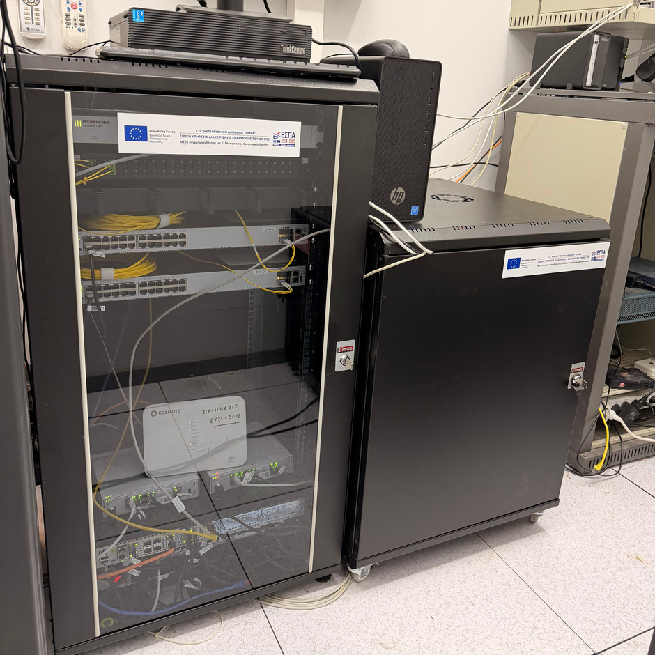 Κεντρικός εξοπλισμός δικτύου (switches, patch panels, fiber) στον χώρο μηχανογράφησης