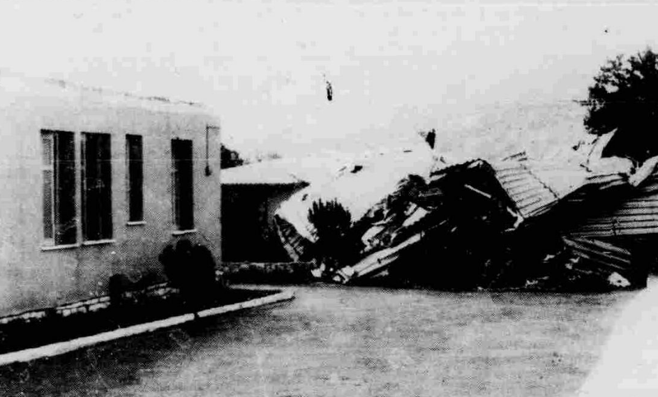 Φωτογραφία από τοπική εφημερίδα που δείχνει την κατεστραμένη στέγη του Νοσοκομείου Καλαβρύτων τον Μάϊο 1983