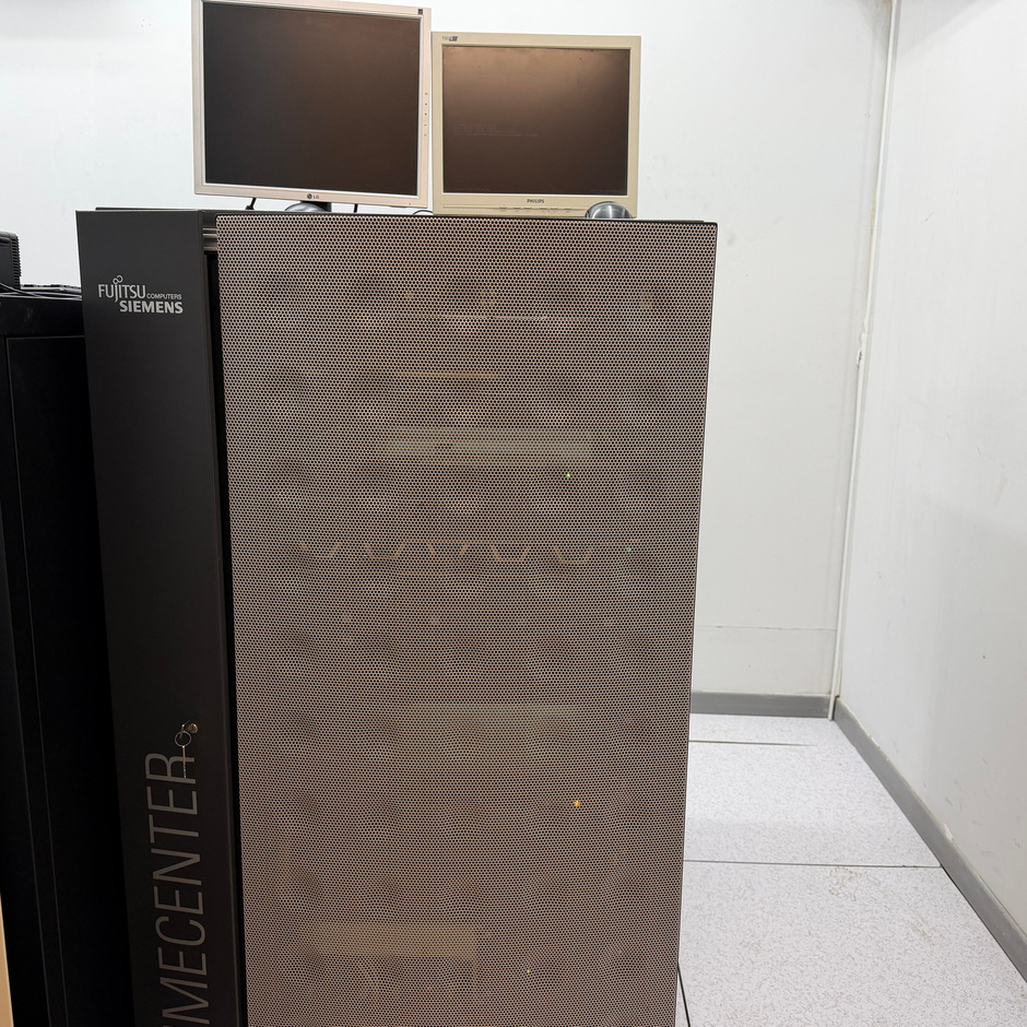 Καμπίνα κεντρικού εξυπηρετητή Fujitsu Siemens PRIMEPOWER